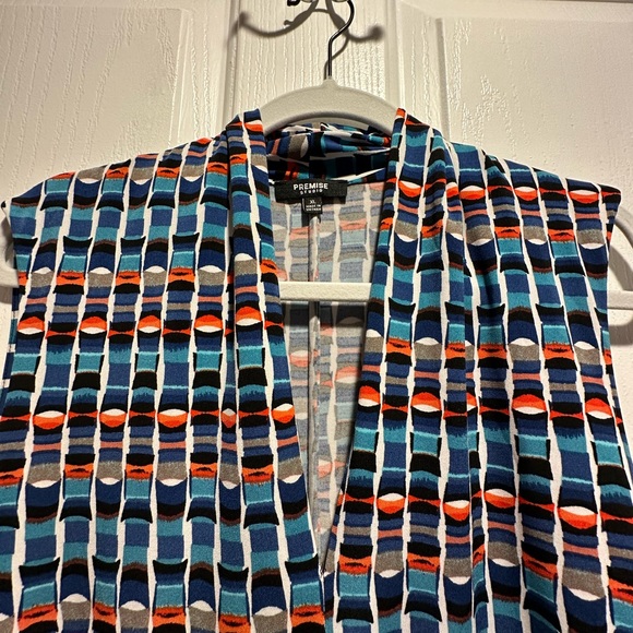 Sleeveless multi colored top. Size XL - Picture 2 of 9